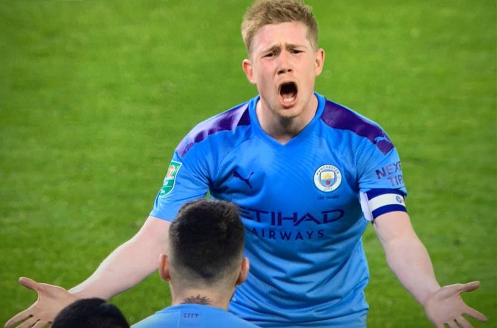 上港队客场对阵柔佛，面临阵容不整、实力不足的挑战，目标为平局。