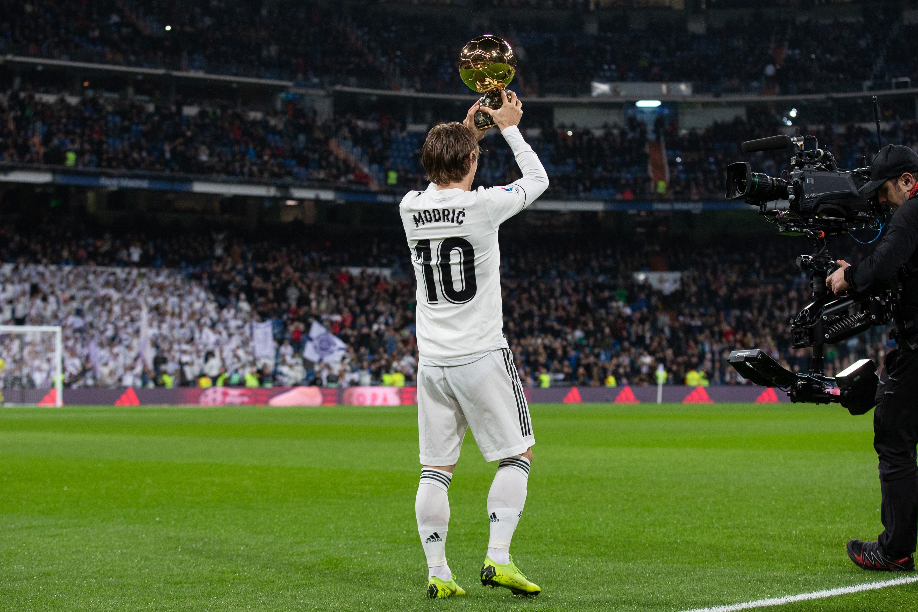 连续3场未首发，萨拉赫赛后发表激烈言论称被当成替罪羊，英媒曝利物浦选择支持斯洛特